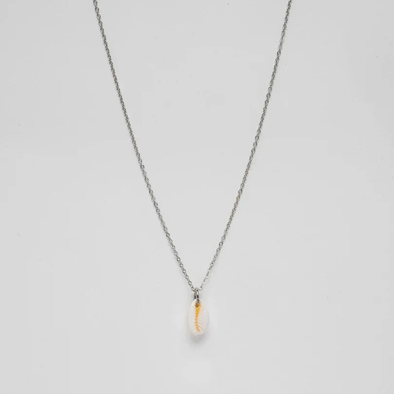 Kaklo vėrinys su kriauklės pakabuku