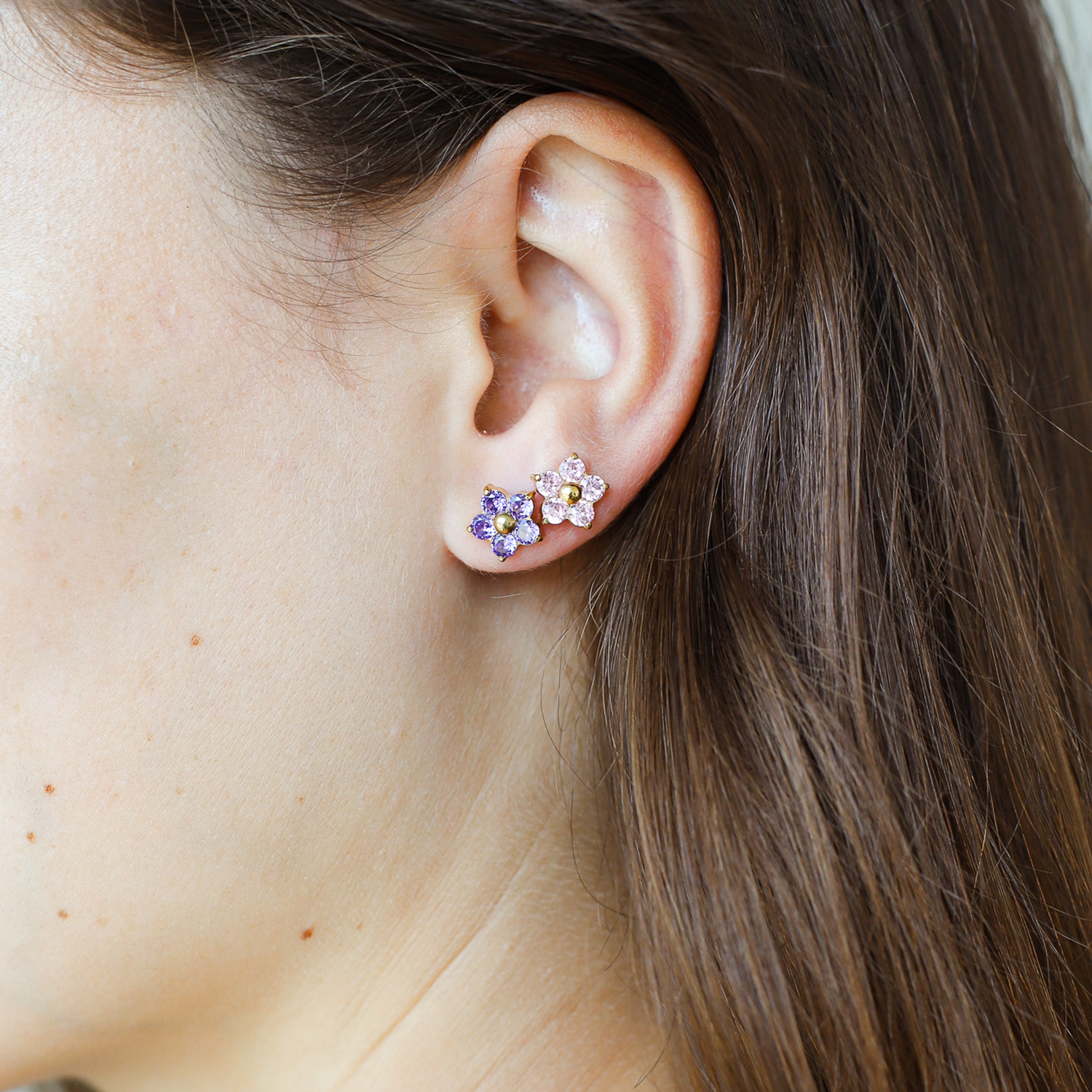 Įsisegami auskarai su gėlėmis