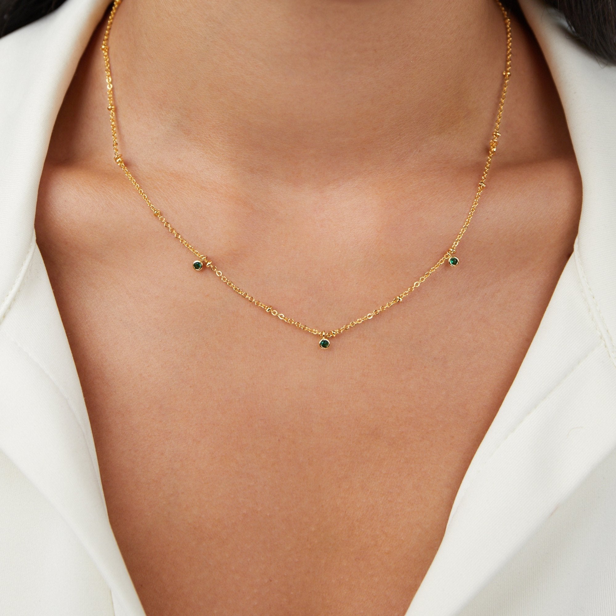 Kaklo grandinėlė su smaragdais