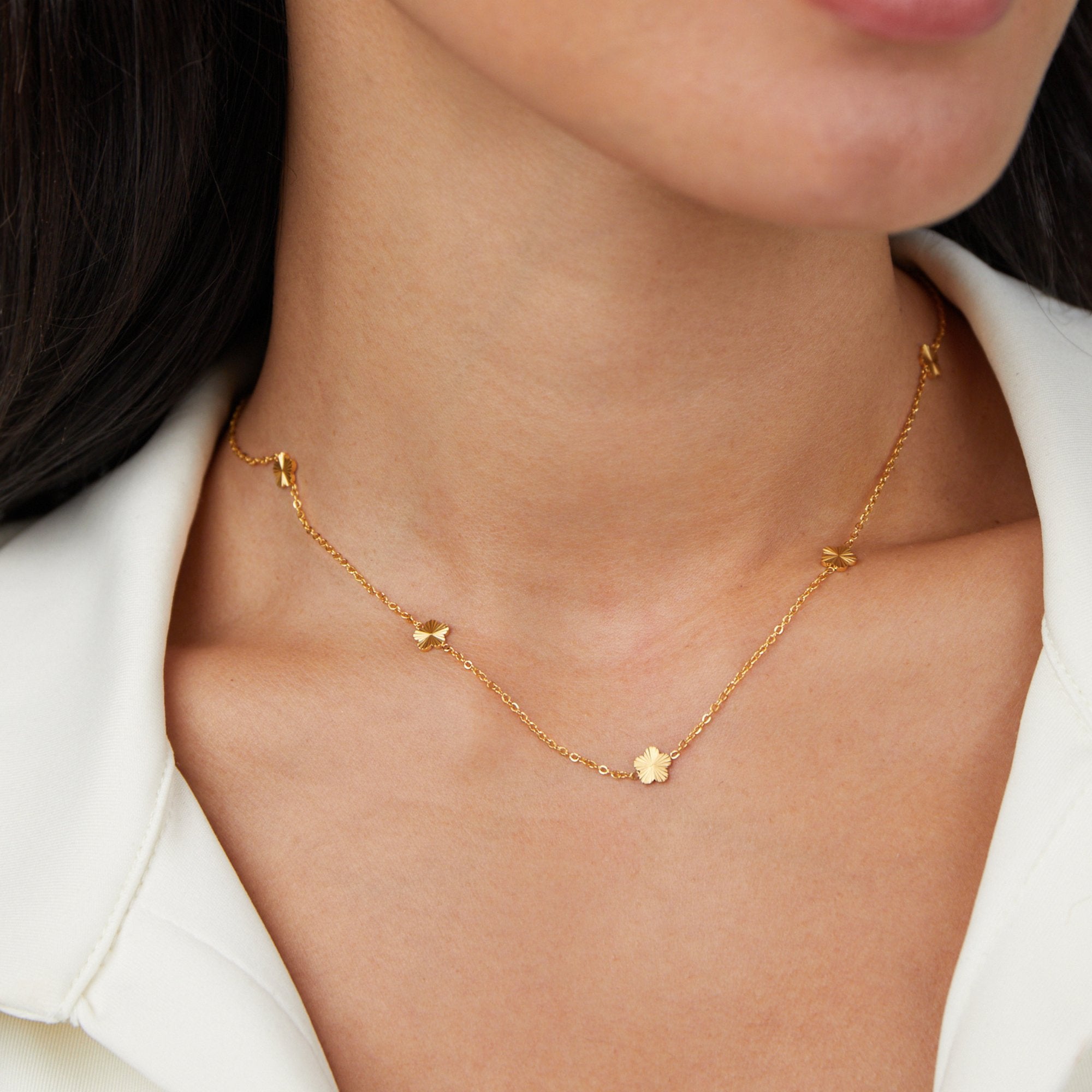 Kaklo vėrinys su gėlėmis