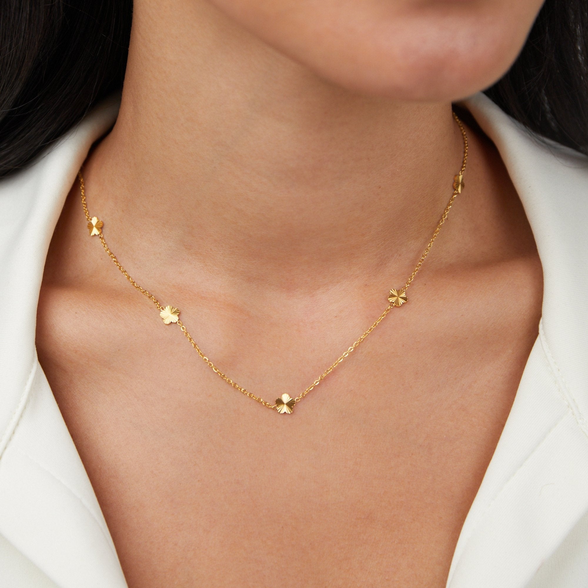 Kaklo vėrinys su gėlėmis