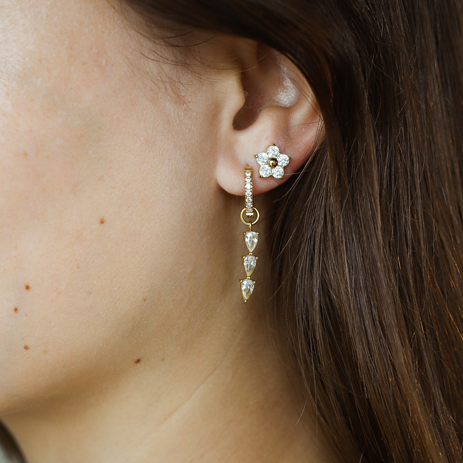 Įsisegami auskarai su gėlėmis