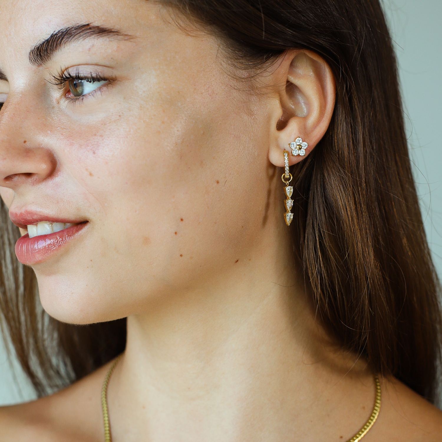 Įsisegami auskarai su gėlėmis