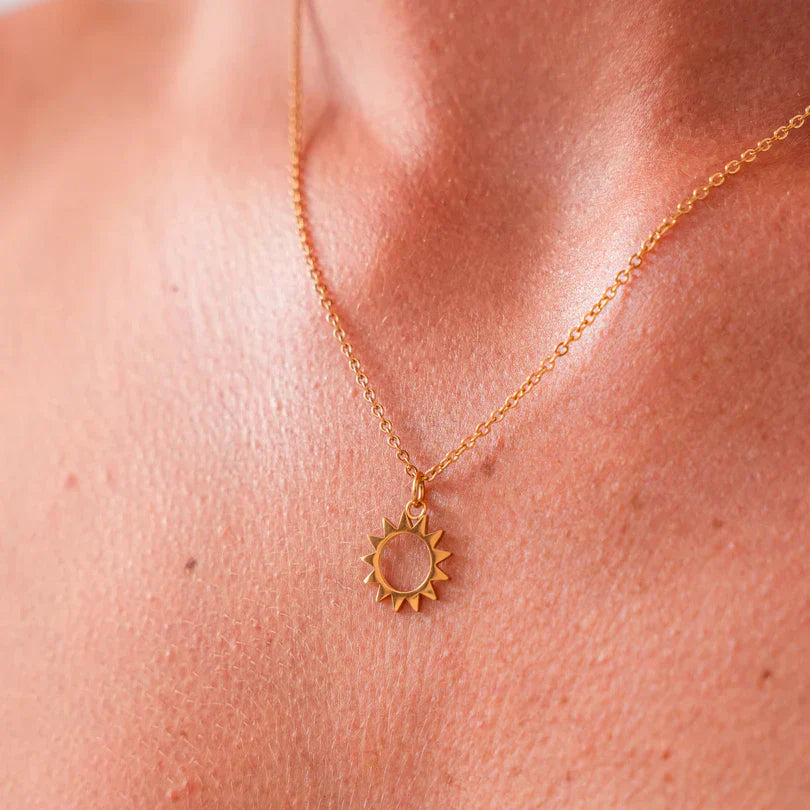 Kaklo vėrinys su saulės pakabuku