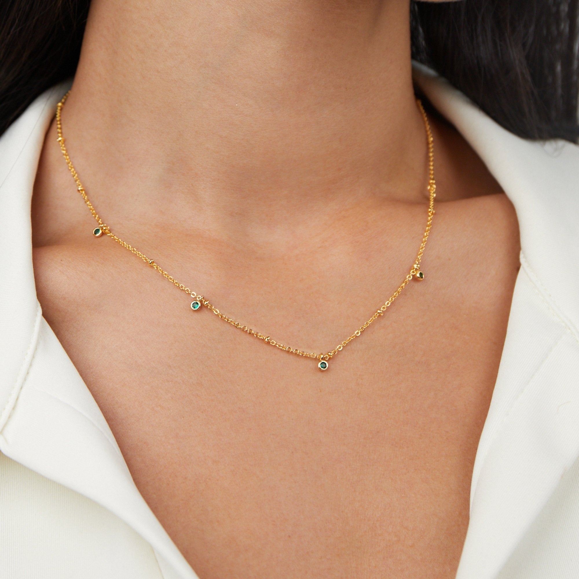 Kaklo grandinėlė su smaragdais